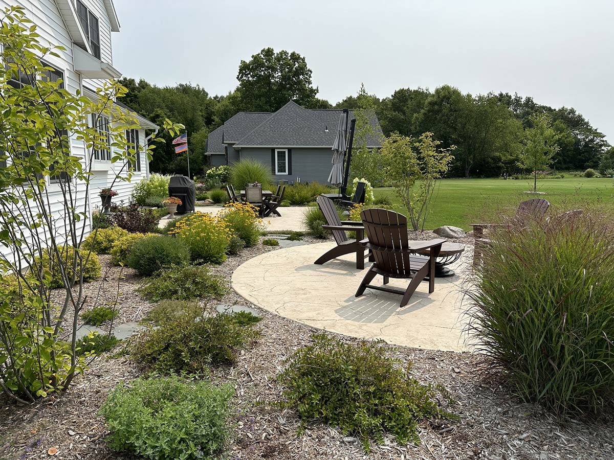 plantings and round patio with chairs